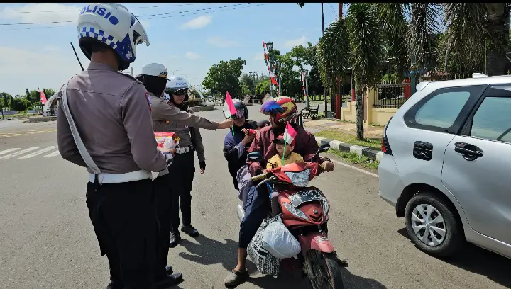 Sambut HUT RI ke-80, Polres Musi Rawas Bagikan 1.000 Bendera Merah Putih