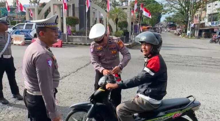Polres Rejang Lebong Gelar Gerakan Polantas Menyapa Bagikan Bendera untuk Peringati HUT RI ke-80