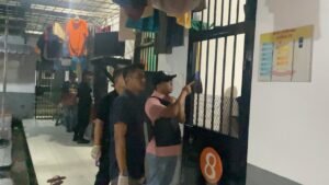 Satu Persatu Ruangan Tahanan Lapas Kelas II Di razia Petugas lapas dan Aparat Terkait
